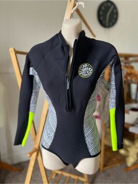 BUY1 GET1 50% OFF
Rip Curl Black and Neon Green Surf Suit